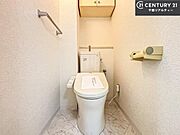 温水洗浄便座につき、冬場は便座が暖かくできるので冷たい便座に座らずに済む嬉しい仕様です！シンプルなカラーを基調としているので、お手入れがしやすいです。