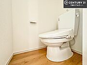 1・2階にトイレがございます！朝の忙しい時間帯も待たずにすみそうですね。白を基調とした清潔感のあるトイレでお手入れがしやすいです！