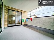 陽当たりの良いバルコニーで、お洗濯物もよく乾きそうですね！お天気の良い日にはバルコニーへ出てリフレッシュするのも気持ちよさそうです。