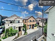 落ち着きある住宅街です！周囲には高い建物がなく、空が広く開放感があり、陽当たりを大きく遮られることもありません！気持ちの良い風が通り抜ける街並みです！