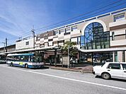 稲毛駅(JR 総武本線)まで2525m、バス便あり。