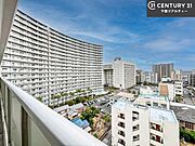 落ち着きある住宅街です！周囲には高い建物がなく、空が広く開放感があり、陽当たりを大きく遮られることもありません！気持ちの良い風が通り抜ける街並みです！