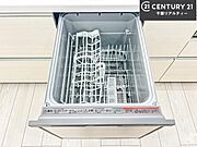 食洗機付きのキッチンです！忙しい時や手荒れ防止として大変活躍する便利な仕様です！ビルトインなのでキッチンの場所を取らず調理スペースを広く使うことが出来ます！