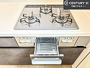 コンロは三口あるのでお料理の同時進行ができます。もちろんグリル付きです。調理スペースも広々している為作業がしやすい！使い勝手が良いシステムキッチンです！