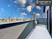 陽当たりの良いバルコニーで、お洗濯物もよく乾きそうですね！お天気の良い日にはバルコニーへ出てリフレッシュするのも気持ちよさそうです。