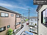 落ち着きある住宅街です！周囲には高い建物がなく、空が広く開放感があり、陽当たりを大きく遮られることもありません！気持ちの良い風が通り抜ける街並みです！