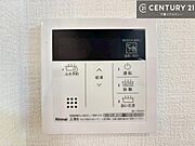 ボタンのスイッチや自動でお風呂の準備が整うため、わざわざ浴室に行ってお湯を入れたり継ぎ足したりする必要がなく便利ですね！