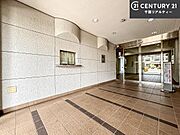 陽当たりの良いエントランスは、ご家族やお客様を温かく迎えてくれます。毎日の暮らしに心地よさをもたらしてくれる空間です。