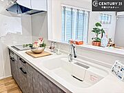 大人気の対面式システムキッチンを採用しています！ご家族のコミュニケーションが自然と増える設計です。お子様にも目が届くので嬉しいですね。広々使えて快適に作業が進みます。