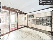 大切なお客様をお出迎えするエントランス。陽当たりも良く心地の良い空間です。