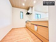 作業がしやすいシステムキッチンです！収納がたくさん付いているので、調理スペースに物を置かなくて済むので、広々使えて、快適に作業ができます！