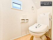 1・2階にトイレがございます！朝の忙しい時間帯も待たずにすみそうですね。白を基調とした清潔感のあるトイレでお手入れがしやすいです！