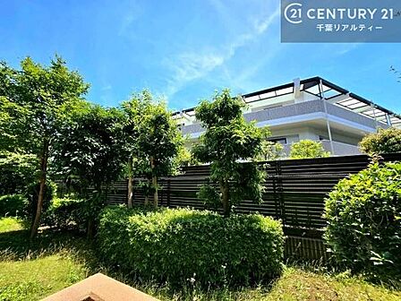 緑あふれる景色を楽しめる眺望は、まるで自然に包まれているかのような心地よさです。