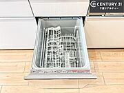 食洗機付きのキッチンです！忙しい時や手荒れ防止として大変活躍する便利な仕様です！ビルトインなのでキッチンの場所を取らず調理スペースを広く使うことが出来ます！