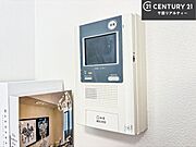 TVモニター付きインターホンを備え、訪問者を映像で確認してから対応できるため、防犯面も安心です。お子様のお留守番時にも心強く、ご家族の安心・安全な暮らしをサポートします。