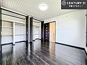 収納力のある洋室です。お部屋もすっきり広々と使えて気持ちが良いです！キレイな明るいお部屋で過ごすのは、更にのんびりゆっくりできますね！