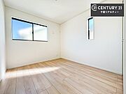 2面採光を確保した明るい室内は、風通しも良く、明るく大変居心地の良い空間となっております。リラックスして過ごせる心地の良いお部屋です！朝の目覚めがスッキリしますね！