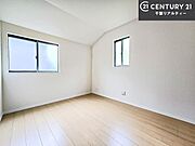 掃き出し窓がないお部屋は、お子様のお部屋としても安心です！収納スペースも充実しているので散らかったお部屋をサッと片付けられます！
