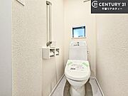 1・2階にトイレがございます！朝の忙しい時間帯も待たずにすみそうですね。白を基調とした清潔感のあるトイレでお手入れがしやすいです！
