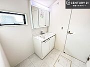 小窓付きの明るい洗面室です！湿気もすぐに入れ替えができて清潔に保つことができます！自然光が差し込むのでお化粧の仕上がりも良くなりますね！