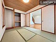 和室ではお子様が転んでも怪我をする心配はほとんどありません。家事の合間にママやパパが寝ころんで使える休憩スペースとしても利用可！
