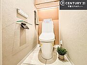 温水洗浄便座につき、冬場は便座が暖かくできるので冷たい便座に座らずに済む嬉しい仕様です！シンプルなカラーを基調としているので、お手入れがしやすいです。