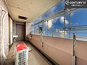 陽当たり良好なバルコニーです！晴れた日には青い空を見渡せる開放的な時間を楽しめます。