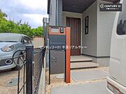 ポスト一体型宅配ボックス！玄関周りをすっきり見せつつ、再配達のストレスなく荷物を確実に受け取れる点が最大の特徴です。防犯性が高く、大型メール便にも対応可能！