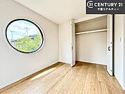 収納力のある洋室です。お部屋もすっきり広々と使えて気持ちが良いです！キレイな明るいお部屋で過ごすのは、更にのんびりゆっくりできますね！