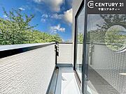 落ち着きある住宅街です！周囲には高い建物がなく、空が広く開放感があり、陽当たりを大きく遮られることもありません！気持ちの良い風が通り抜ける街並みです！