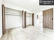 優しい光が差し込む洋室は、朝の目覚めも気持ちが良さそうですね。おうち時間もゆったりと過ごすことができます。優しい色合いのフローリングがどんな家具にもマッチします！