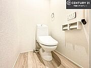 清潔感のある色味のお手洗いです！さわやかでスッキリする空間です！白を基調としているので、お手入れがしやすいトイレです！