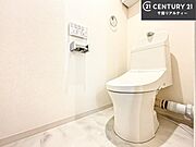 温水洗浄便座につき、冬場は便座が暖かくできるので冷たい便座に座らずに済む嬉しい仕様です！シンプルなカラーを基調としているので、お手入れがしやすいです。