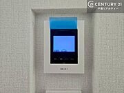 TVモニター付インターフォンを完備。来訪者の顔を確認してから対応できるため、防犯面にも配慮された安心の設備です。