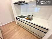 壁付キッチンは、集中して作業に取り掛かれます！作業の動線ラクラク！毎日の料理が捗りそうですね！収納スペースが豊富で、調理スペースがスッキリと片付きひろ～く活用できます！
