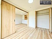 リビング横に配置された洋室は、お子様のお部屋にぴったりの位置。ご家族とのコミュニケーションが取りやすく、成長を身近に感じられる安心の空間です。
