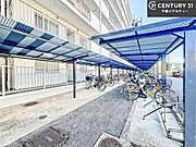 駐輪場完備で、お子さまの自転車や通勤用の自転車も安心して置けます。ご家族にもうれしい便利な設備です。