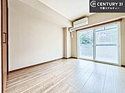 バルコニーに面したお部屋なので明るく開放的です！
