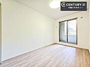 バルコニーに面した洋室は、たっぷりの陽光が差し込む明るい空間。一日の疲れをゆっくりと癒す主寝室としておすすめです。朝は心地よい光に包まれながら気持ちよく目覚められます。