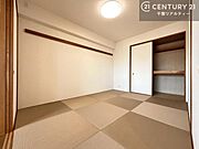 和室ではお子様が転んでも怪我をする心配はほとんどありません。家事の合間にママやパパが寝ころんで使える休憩スペースとしても利用可！