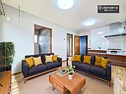 家具はCGパースです。心地良いリビングは家族が自然と集まります。家族団欒の時間が増えそうです。ご家族と、より一層充実した時間を過ごせそうですね。