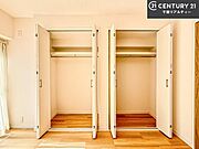 クローゼット付きです。たくさんのお洋服などを収納しておけそうですね！他にも扇風機や加湿器など季節物の大きな家電も収納できます。