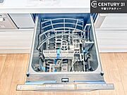 食洗機付きのキッチンです！忙しい時や手荒れ防止として大変活躍する便利な仕様です！ビルトインなのでキッチンの場所を取らず調理スペースを広く使うことが出来ます！