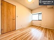 掃き出し窓がないお部屋は、お子様のお部屋としても安心です！収納スペースも充実しているので散らかったお部屋をサッと片付けられます！