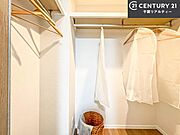 ウォークインクローゼット付きです。たくさんのお洋服などを収納しておけそうですね！他にも扇風機や加湿器など季節物の大きな家電も収納できます。