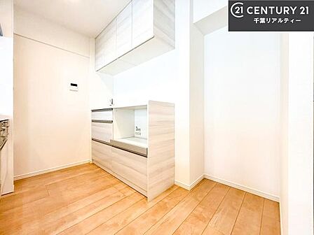 カップボード付き!キッチン収納が充実していて整理整頓ができキッチン周りがすっきりと片付き気持ちよくお使いいただけます!