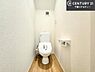 トイレ：温水洗浄便座のリモコン付きで、毎日快適に使えるトイレ空間。収納棚付きで、生活感を抑えながらスッキリと整理整頓できます。