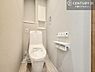 トイレ：1・2階にトイレがございます！朝の忙しい時間帯も待たずにすみそうですね。白を基調とした清潔感のあるトイレでお手入れがしやすいです！