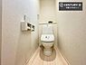 トイレ：1・2階にトイレがございます！朝の忙しい時間帯も待たずにすみそうですね。白を基調とした清潔感のあるトイレでお手入れがしやすいです！