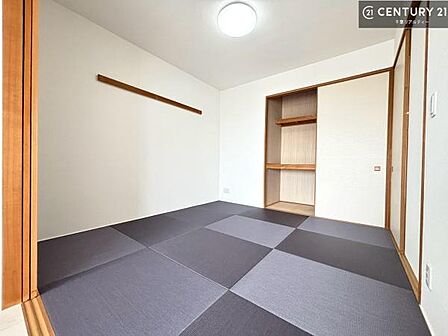 畳の香りが心地よく、客間やお子さまの遊び場、昼寝スペースなど多目的にお使いいただけます。